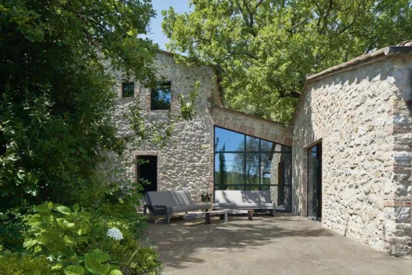 Exterior con azulejos efecto barro, colección Lume de Marazzi