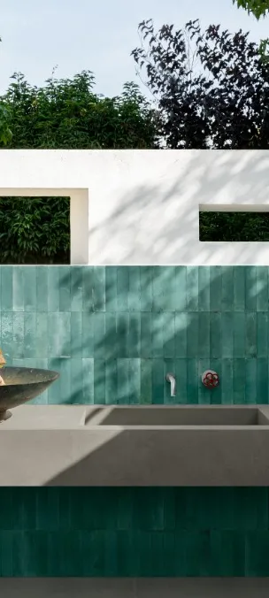 Exterior con azulejos efecto barro en tonos fríos, colección Lume de Marazzi