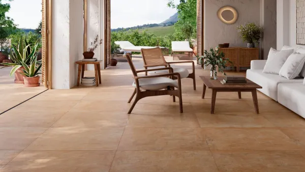 Exterior con azulejos efecto barro en tonos cálidos, colección Manises de Grespania
