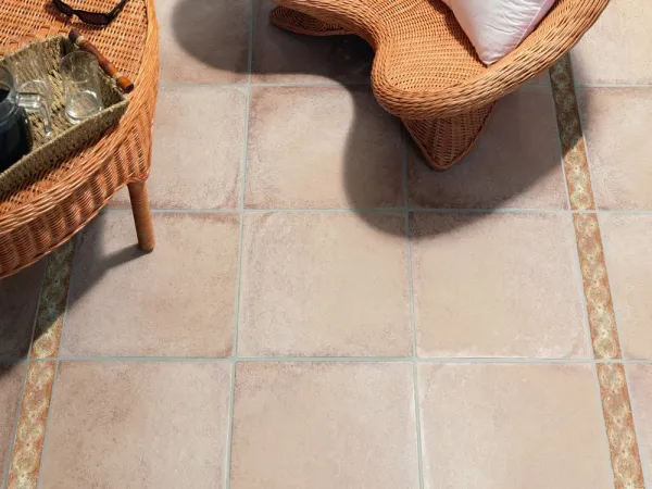 Exterior con azulejos efecto barro en tonos cálidos, colección Piemonte de Natucer