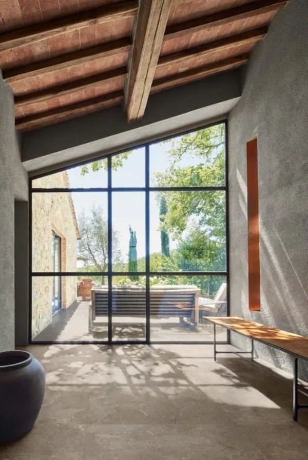 Exterior con azulejos efecto barro en tonos cálidos, colección Pietra ligure de Marazzi