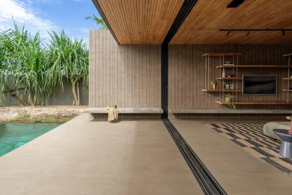 Exterior con azulejos efecto barro en tonos cálidos, colección Slow de Marazzi
