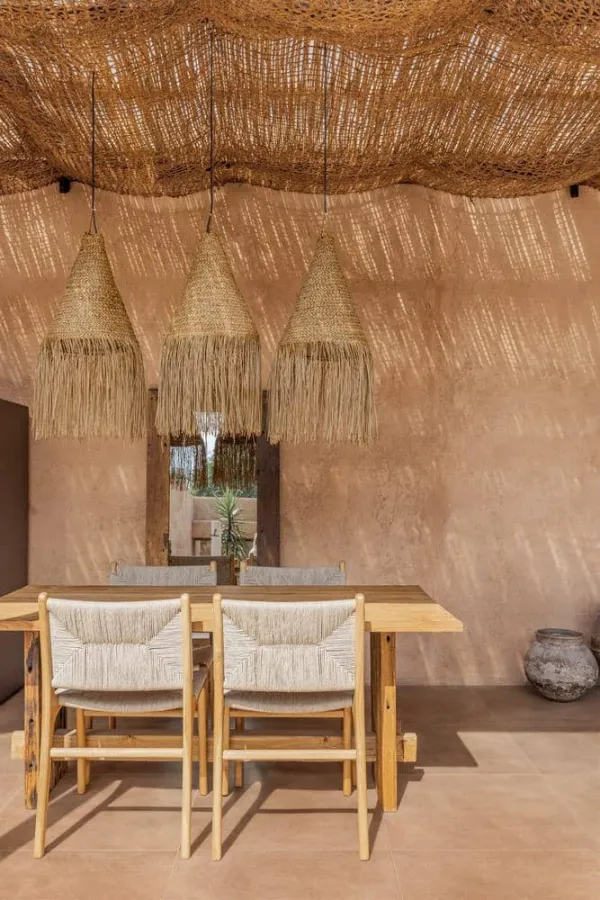 Exterior con azulejos efecto barro en tonos cálidos, colección Slow de Marazzi