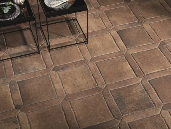 Exterior con azulejos efecto barro en tonos cálidos, colección Tech land de Natucer