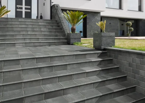 Exterior con azulejos efecto barro en tonos neutros, colección Tech land de Natucer