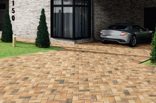 Exterior con azulejos efecto barro en tonos cálidos, colección Tech land de Natucer