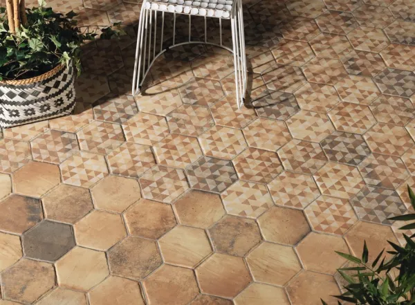 Exterior con azulejos efecto barro en tonos cálidos, colección Tech land de Natucer