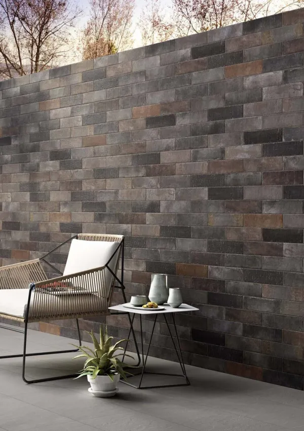 Exterior con azulejos efecto barro, colección Terramix de Marazzi