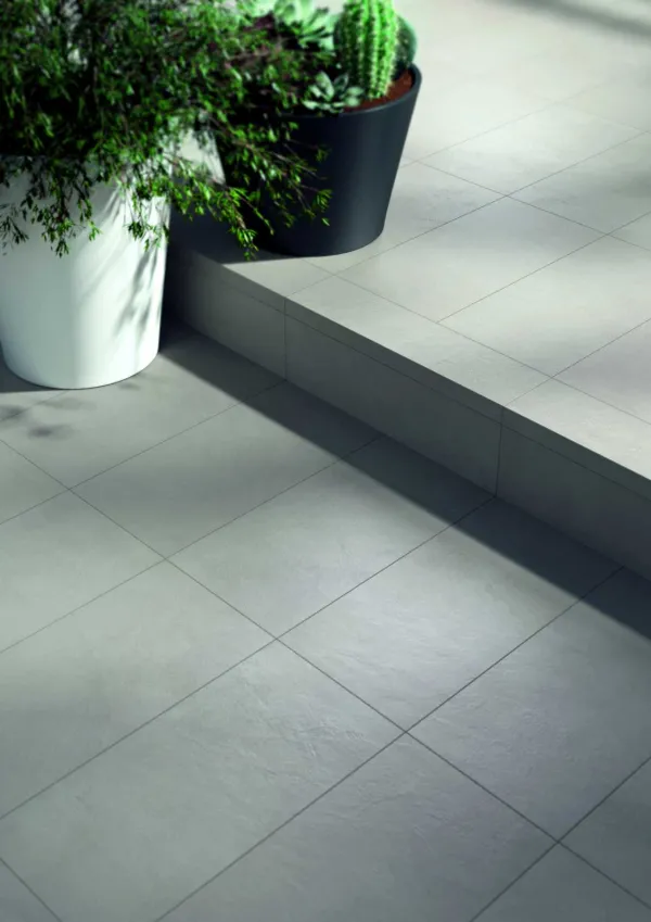 Exterior con azulejos efecto cemento, colección Block de Marazzi