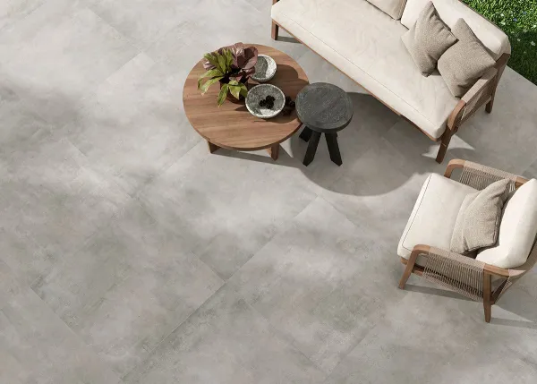 Exterior con azulejos efecto cemento en tonos neutros, colección Boxer - uniq de Colorker