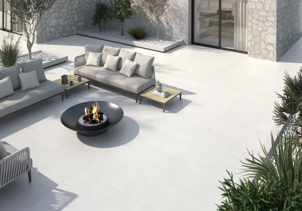Exterior con azulejos efecto cemento en tonos neutros, colección Broadway de Colorker