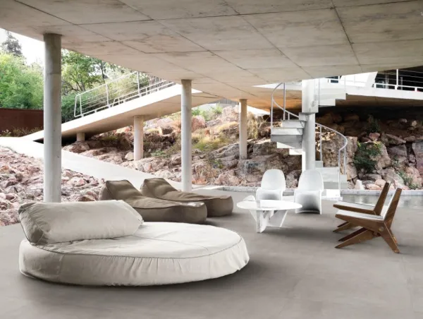 Exterior con azulejos efecto cemento, colección Cementum de Marazzi