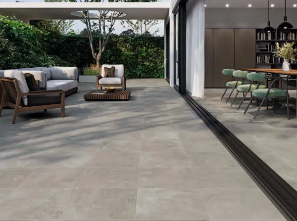 Exterior con azulejos efecto cemento en tonos neutros, colección Elementi de STN