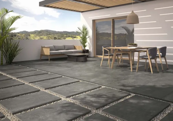 Exterior con azulejos efecto cemento en tonos neutros, colección Ground de Geotiles