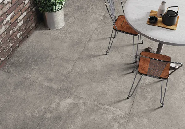 Exterior con azulejos efecto cemento en tonos neutros, colección Grunge de Peronda