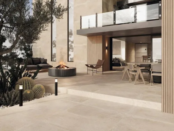 Exterior con azulejos efecto cemento en tonos cálidos, colección Legacy de Colorker