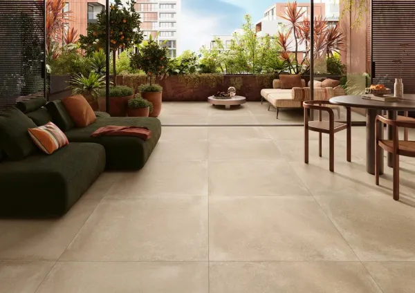 Exterior con azulejos efecto cemento en tonos cálidos, colección Legacy de Love Tiles
