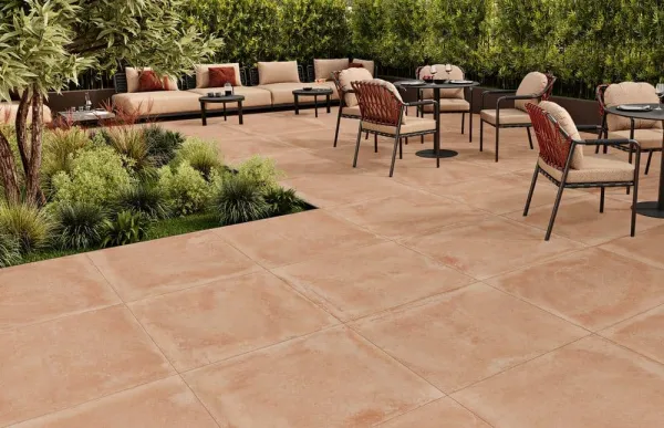 Exterior con azulejos efecto cemento en tonos cálidos, colección Legacy de Love Tiles