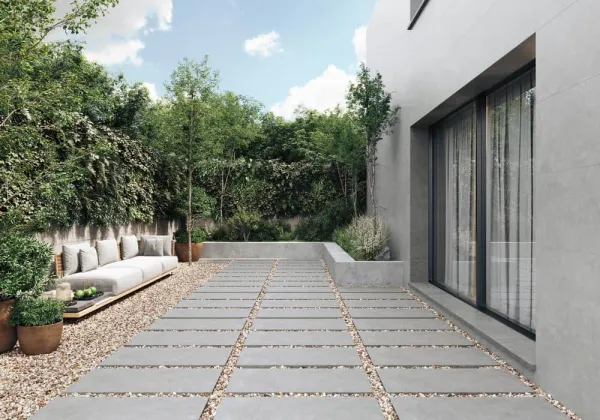 Exterior con azulejos efecto cemento en tonos neutros, colección Level de Argenta