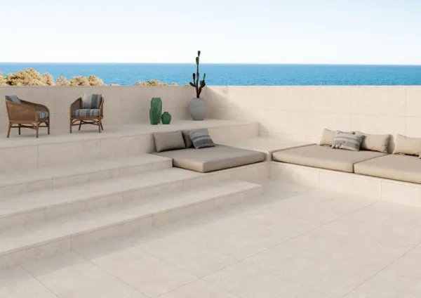 Exterior con azulejos efecto cemento en tonos cálidos, colección Levin de Navarti