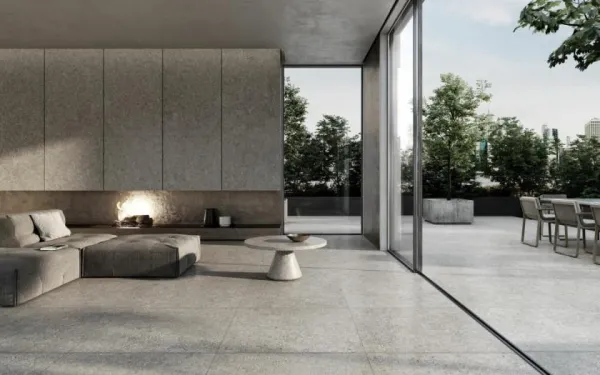 Exterior con azulejos efecto cemento en tonos neutros, colección Manhattan de Peronda