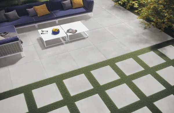 Exterior con azulejos efecto cemento en tonos neutros, colección Midtown de Cifre