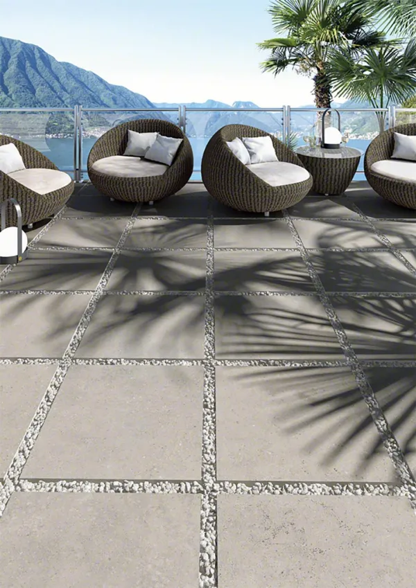 Exterior con azulejos efecto cemento en tonos neutros, colección Nassau de Vives