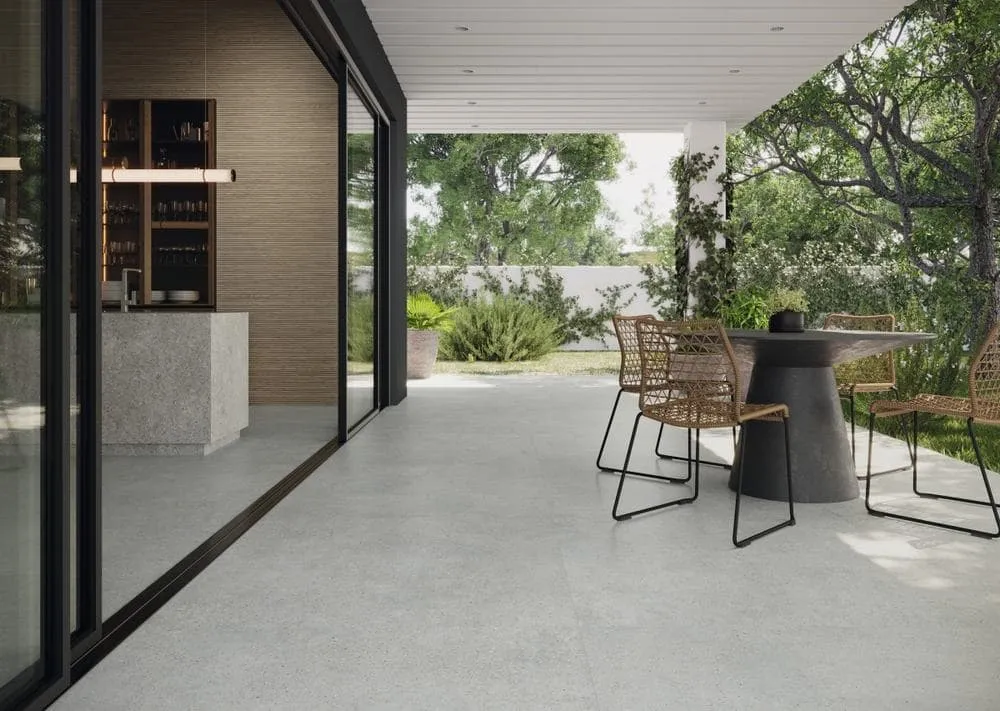 Exterior con azulejos efecto cemento en tonos neutros, colección Pangea de Grespania