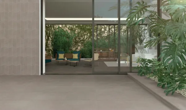 Exterior con azulejos efecto cemento en tonos neutros, colección Planet de Peronda
