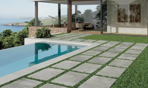 Exterior con azulejos efecto cemento en tonos fríos, colección Sonder de Vitacer