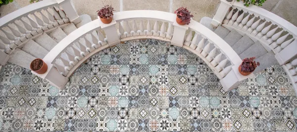 Exterior con azulejos efecto cemento, colección Studio de Aparici