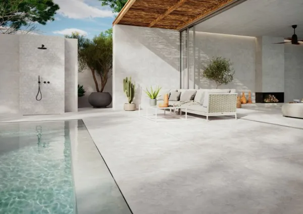 Exterior con azulejos efecto cemento en tonos neutros, colección Surface de Grespania