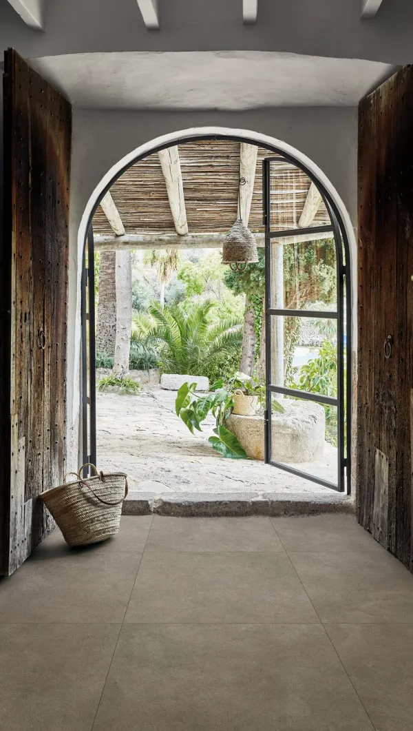 Exterior con azulejos efecto cemento, colección Terratech de Marazzi