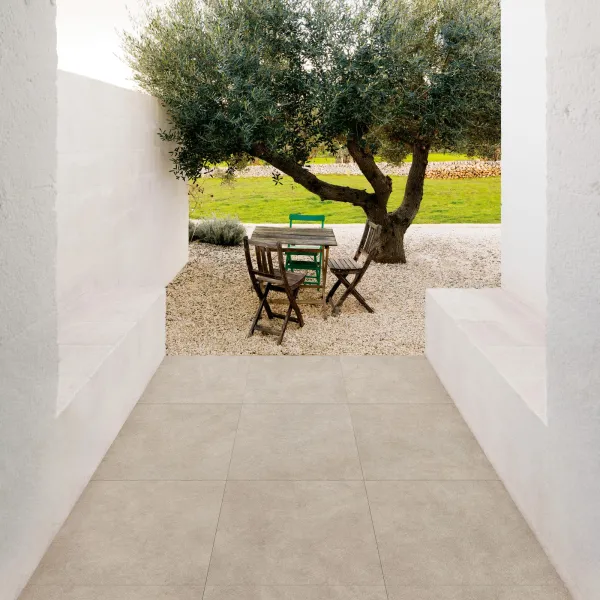 Exterior con azulejos efecto cemento en tonos cálidos, colección Terratech de Marazzi