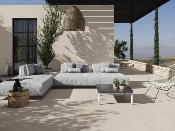 Exterior con azulejos efecto cemento, colección Verse de Ape