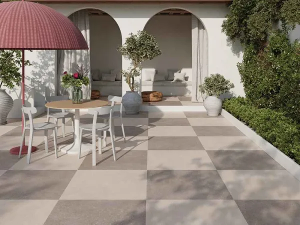 Exterior con azulejos en tonos cálidos