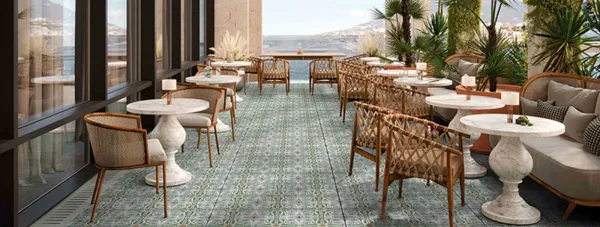 Exterior con azulejos efecto hidráulico en tonos fríos, colección Altea de Mayolica