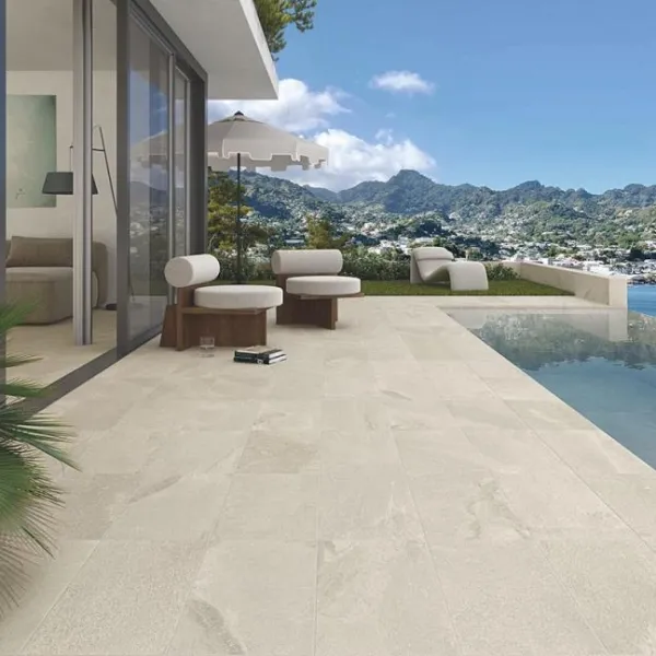 Exterior con azulejos efecto hidráulico, colección Bali de Vives