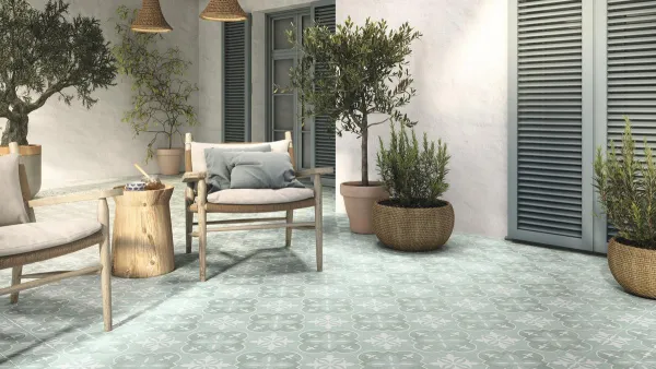 Exterior con azulejos efecto hidráulico en tonos fríos, colección Brianna de Ape