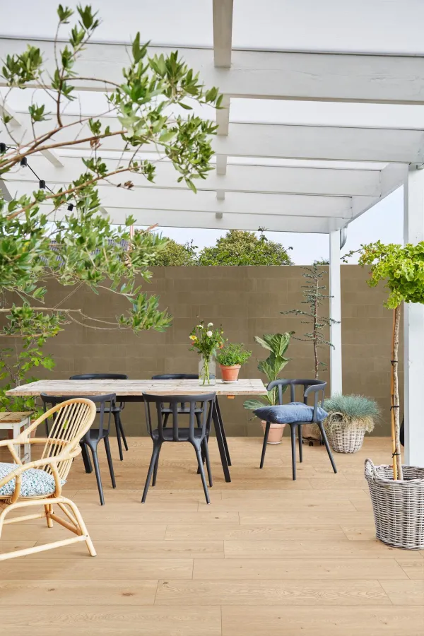 Exterior con azulejos efecto madera en tonos cálidos, colección Alma de Marazzi