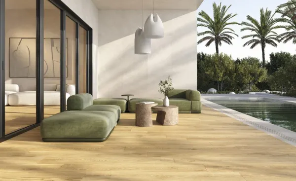 Exterior con azulejos efecto madera en tonos cálidos, colección Bloom de Museum