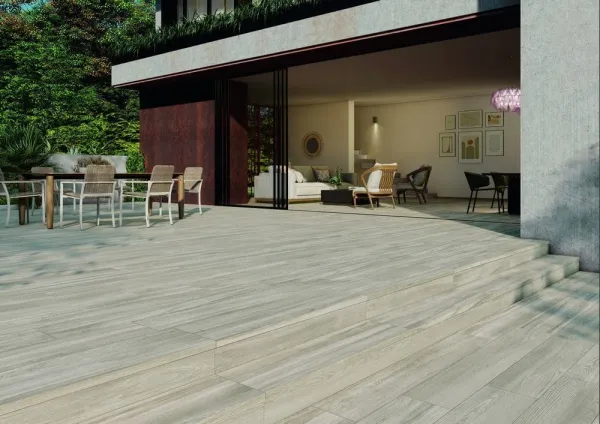 Exterior con azulejos efecto madera en tonos neutros, colección Botanica de Natucer