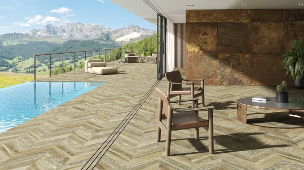 Exterior con azulejos efecto madera, colección Chevron de Aparici