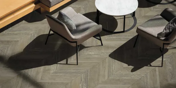 Exterior con azulejos efecto madera, colección Chevron de Aparici