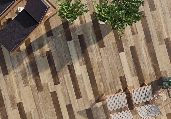 Exterior con azulejos efecto madera en tonos cálidos, colección Colonial de Colorker