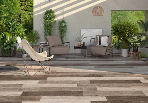 Exterior con azulejos efecto madera en tonos cálidos, colección Colonial de Colorker