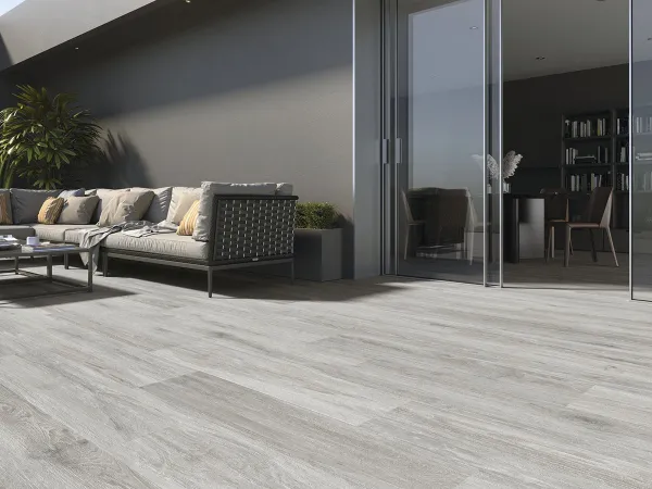 Exterior con azulejos efecto madera en tonos neutros, colección Ducale de Baldocer