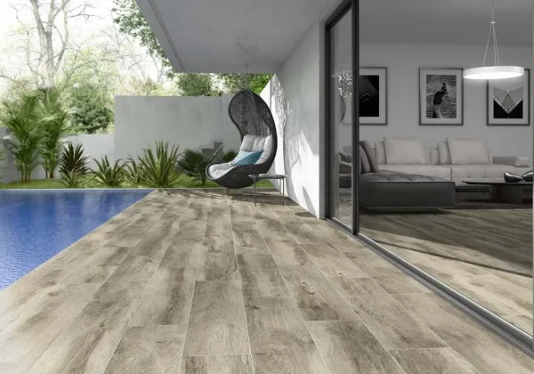 Exterior con azulejos efecto madera en tonos neutros, colección Forever de TAU ceràmica
