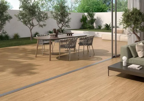 Exterior con azulejos efecto madera en tonos cálidos, colección Hills de Colorker