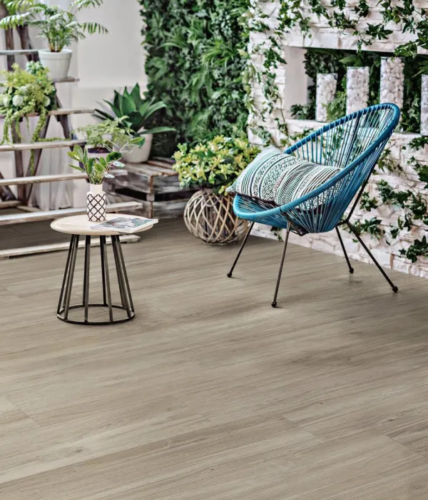 Exterior con azulejos efecto madera, colección Irati de ITT